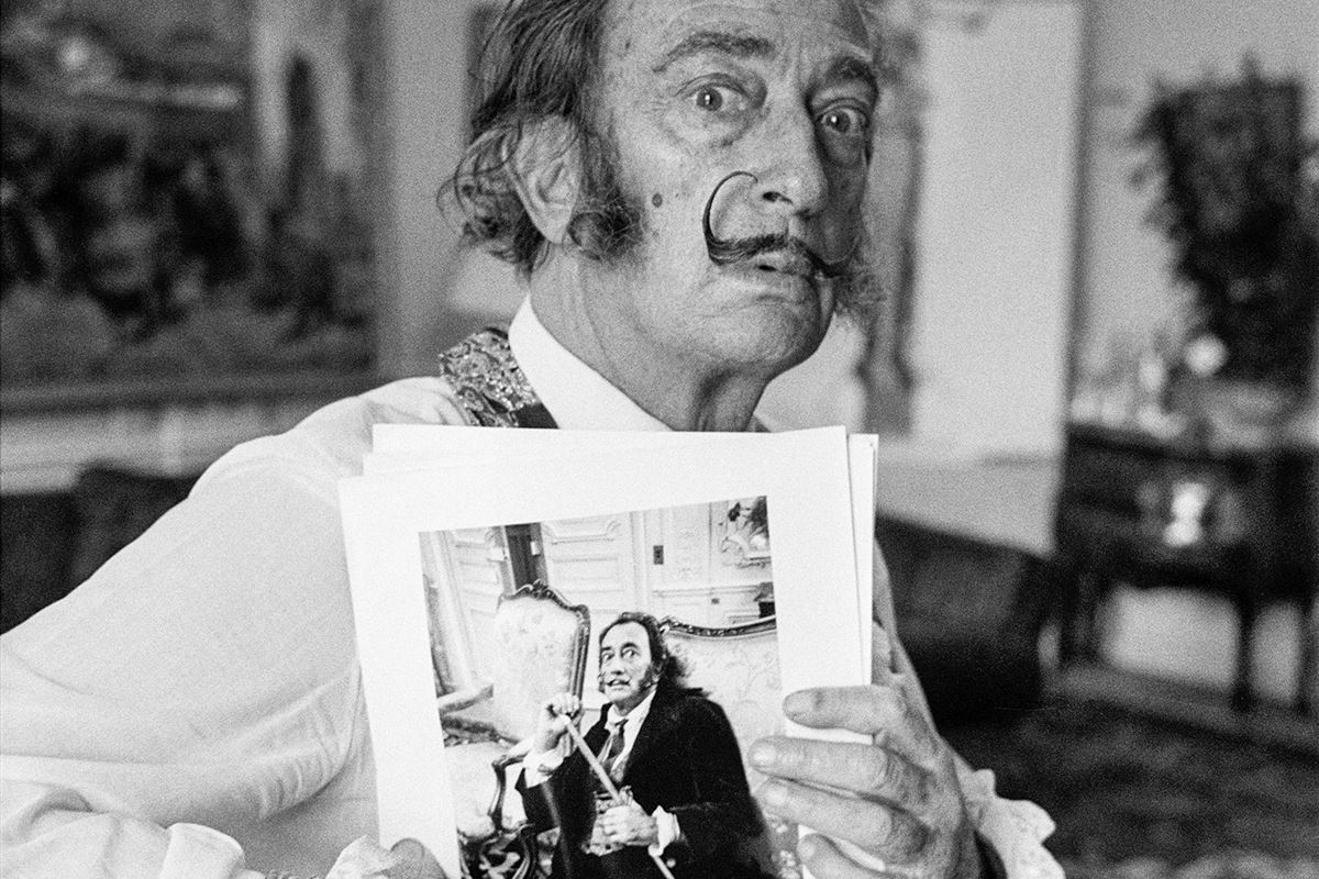 Václav Chochola, Salvador Dalí s mými fotografiemi S. Dalího, Paříž 1969, Archiv B&M Chochola