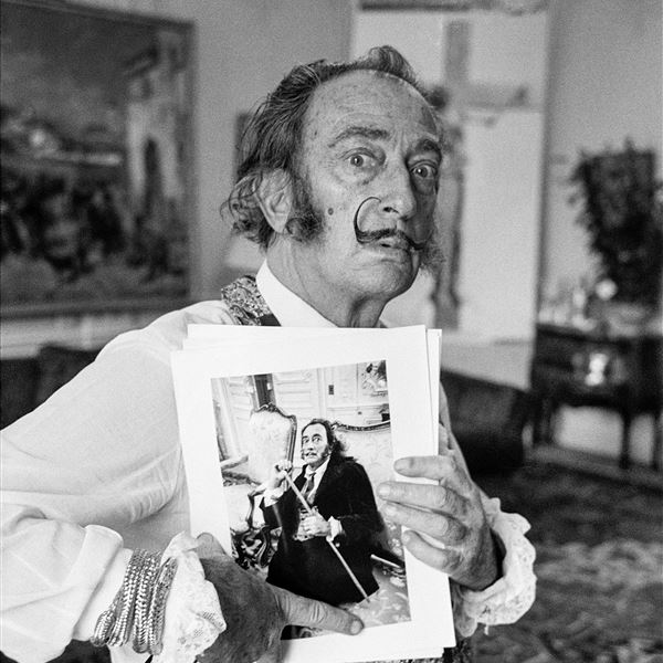Foto: Václav Chochola, Salvador Dalí s mými fotografiemi S. Dalího, Paříž 1969, Archiv B&M Chochola